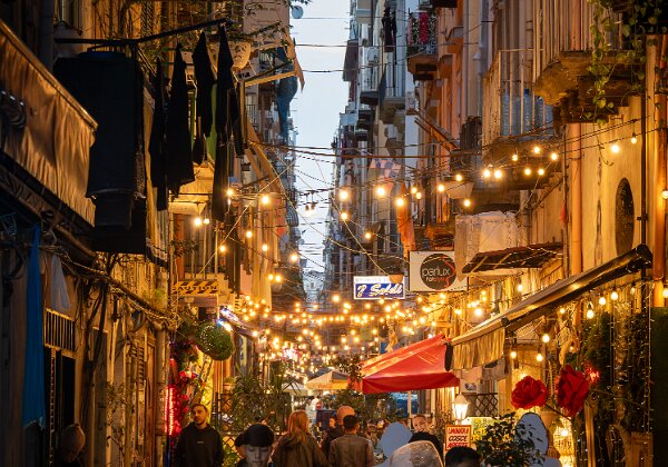 2025 10 Neapel Laut, lebendig und voller Charakter